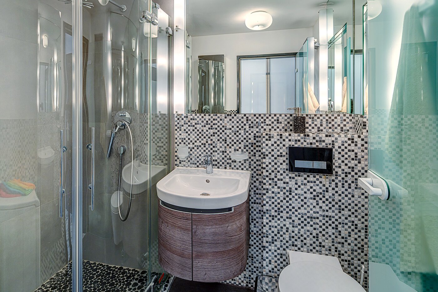 Etagenwohnung mit 1 Zimmer | München-Maxvorstadt | 70467 | Duschbad mit...