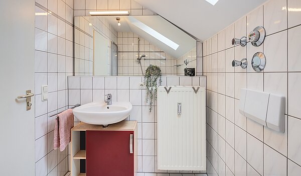 Etagenwohnung mit 2 Zimmern | Poing | 70373 | Tageslichtbad mit...