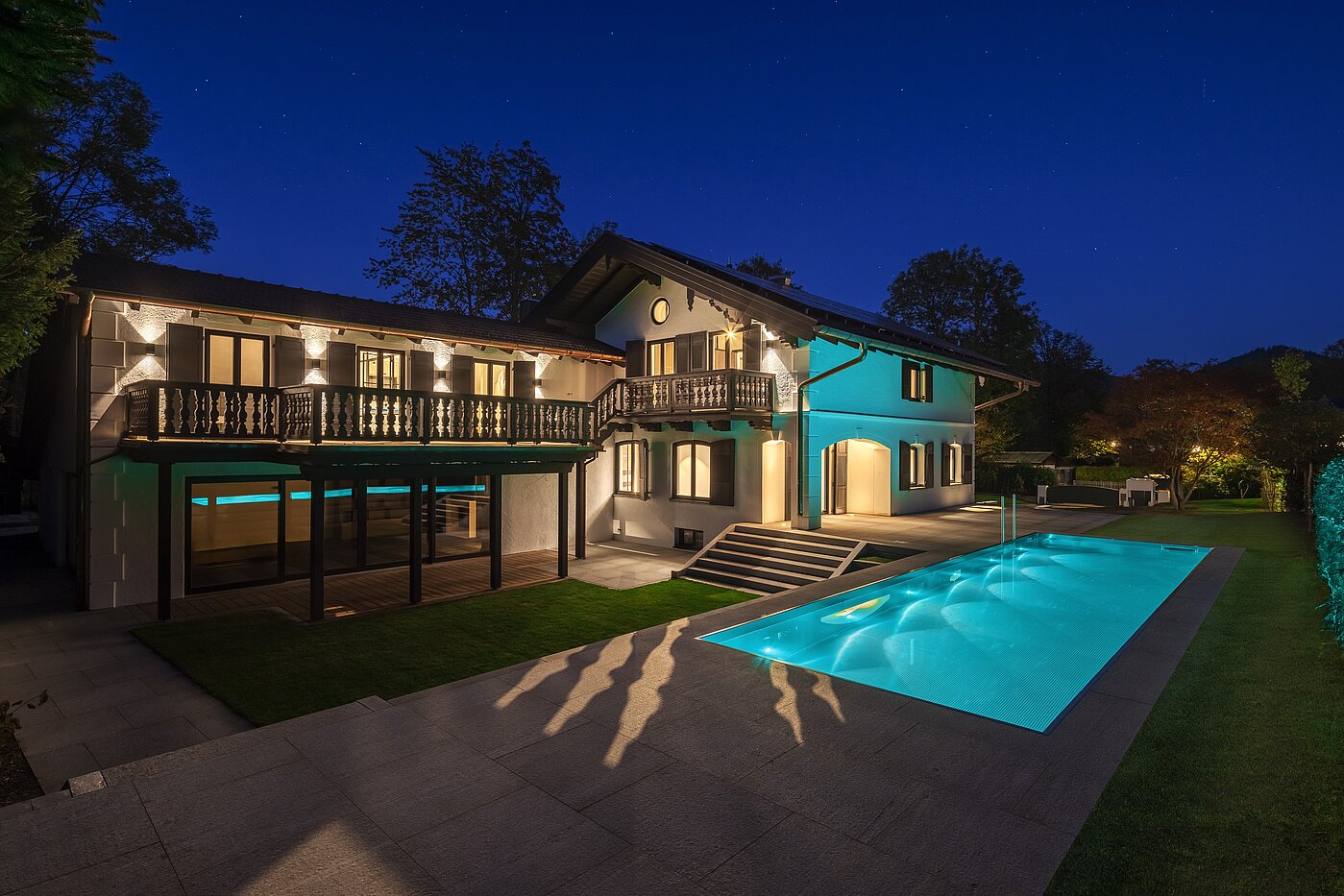Besondere Immobilie mit 15 Zimmern | Bad Wiessee | 701591 | Landhaus mit Außenpool bei Dämmerung