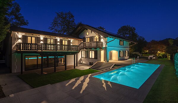 Besondere Immobilie mit 15 Zimmern | Bad Wiessee | 701591 | Landhaus mit Außenpool bei Dämmerung