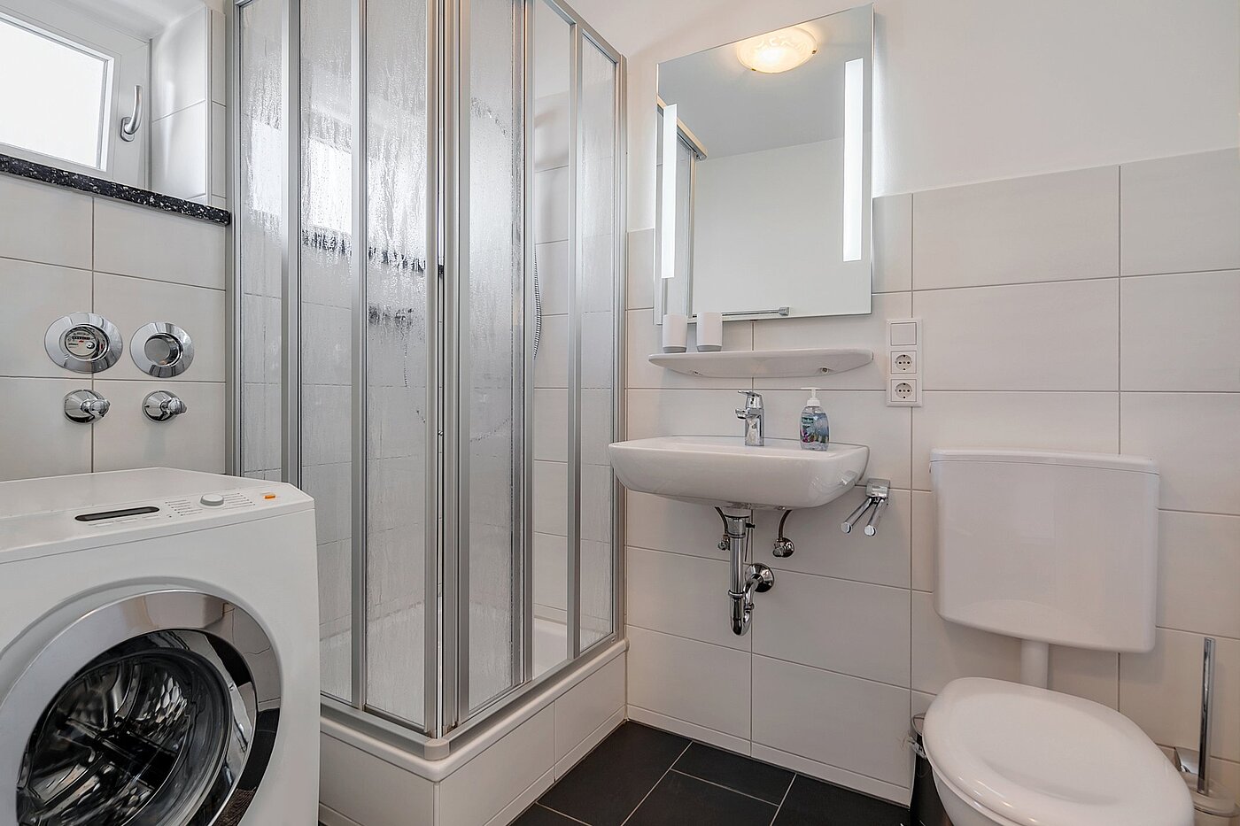 Etagenwohnung mit 1 Zimmer | München-Schwabing | 2105ML1 | ... helles Duschbad