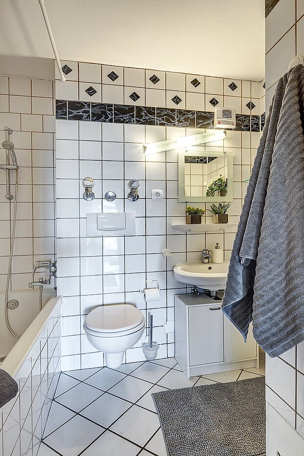 Etagenwohnung mit 1 Zimmer | München-Schwabing | 2109ML1 | Deckenhoch gefliestes ...