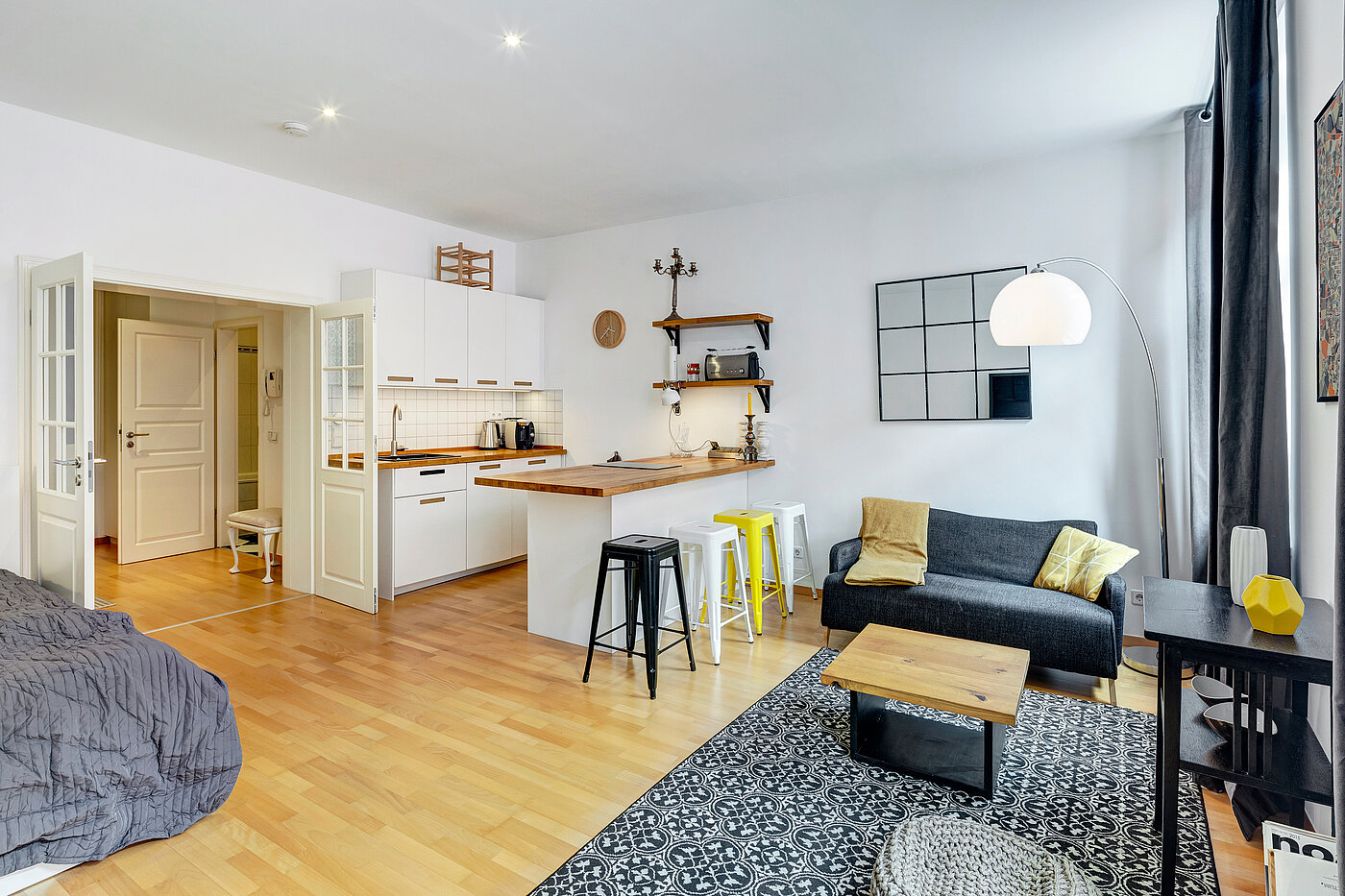 Etagenwohnung mit 1 Zimmer | München-Ludwigsvorstadt | 70388 | Wohn- und Schlafbereich