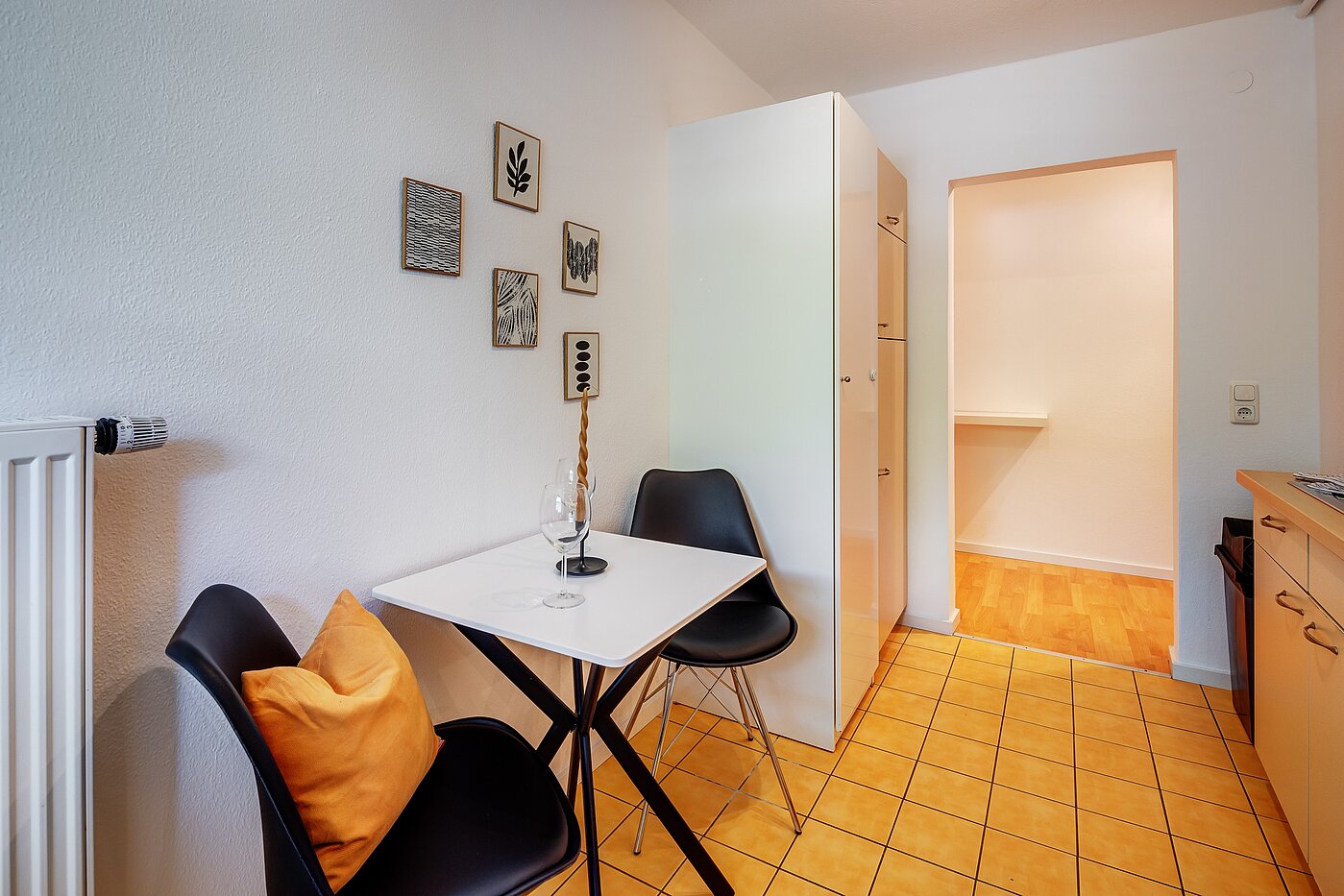 Etagenwohnung mit 2.5 Zimmern | München-Isarvorstadt | 70121 | und kleinem Esstisch