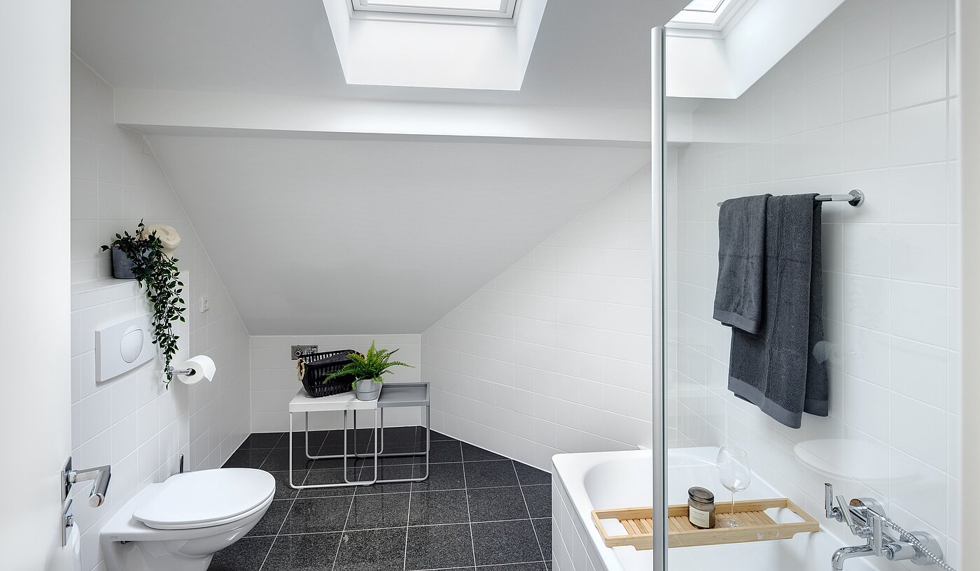 Dachgeschosswohnung mit 1 Zimmer | München-Sendling | 700402 | Badezimmer mit Wanne