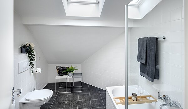 Dachgeschosswohnung mit 1 Zimmer | München-Sendling | 700402 | Badezimmer mit Wanne