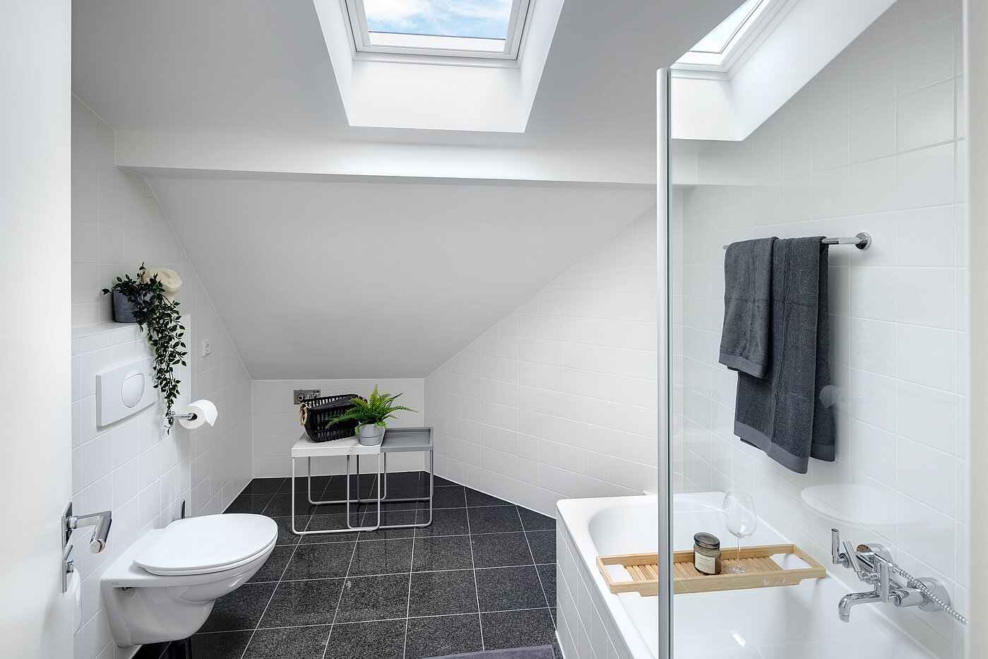 Dachgeschosswohnung mit 1 Zimmer | München-Sendling | 700402 | Badezimmer mit Wanne