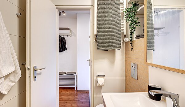 Etagenwohnung mit 1 Zimmer | München-Schwabing | 2210ML3 | ...und Handtuchheizkörper