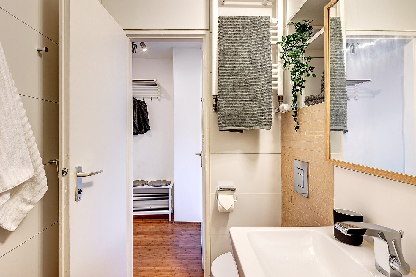 Etagenwohnung mit 1 Zimmer | München-Schwabing | 2210ML3 | ...und Handtuchheizkörper