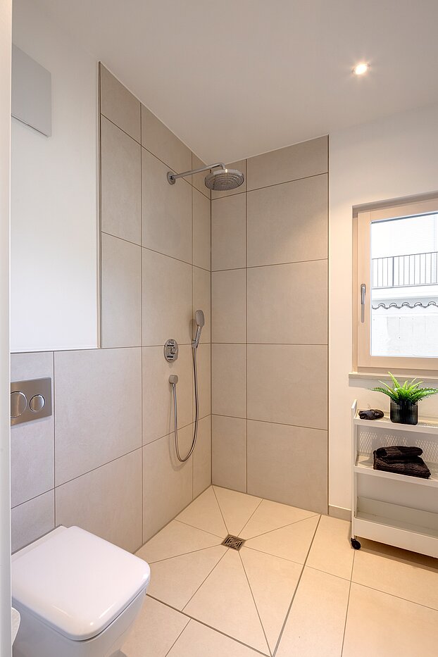 Terrassenwohnung mit 2 Zimmern | München-Harlaching | 70372 | Begehbare Dusche