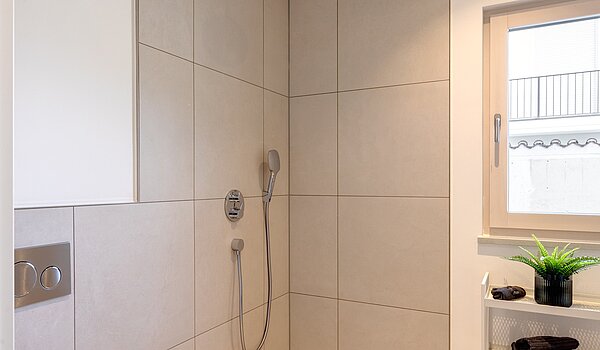 Terrassenwohnung mit 2 Zimmern | München-Harlaching | 70372 | Begehbare Dusche