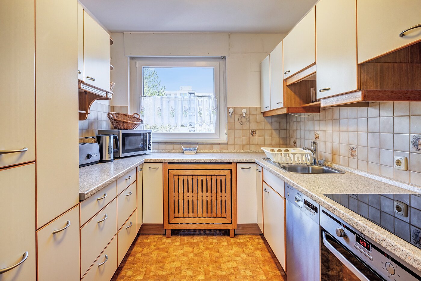Etagenwohnung mit 2.5 Zimmern | München-Hadern | 70393 | Küche mit Fenster...