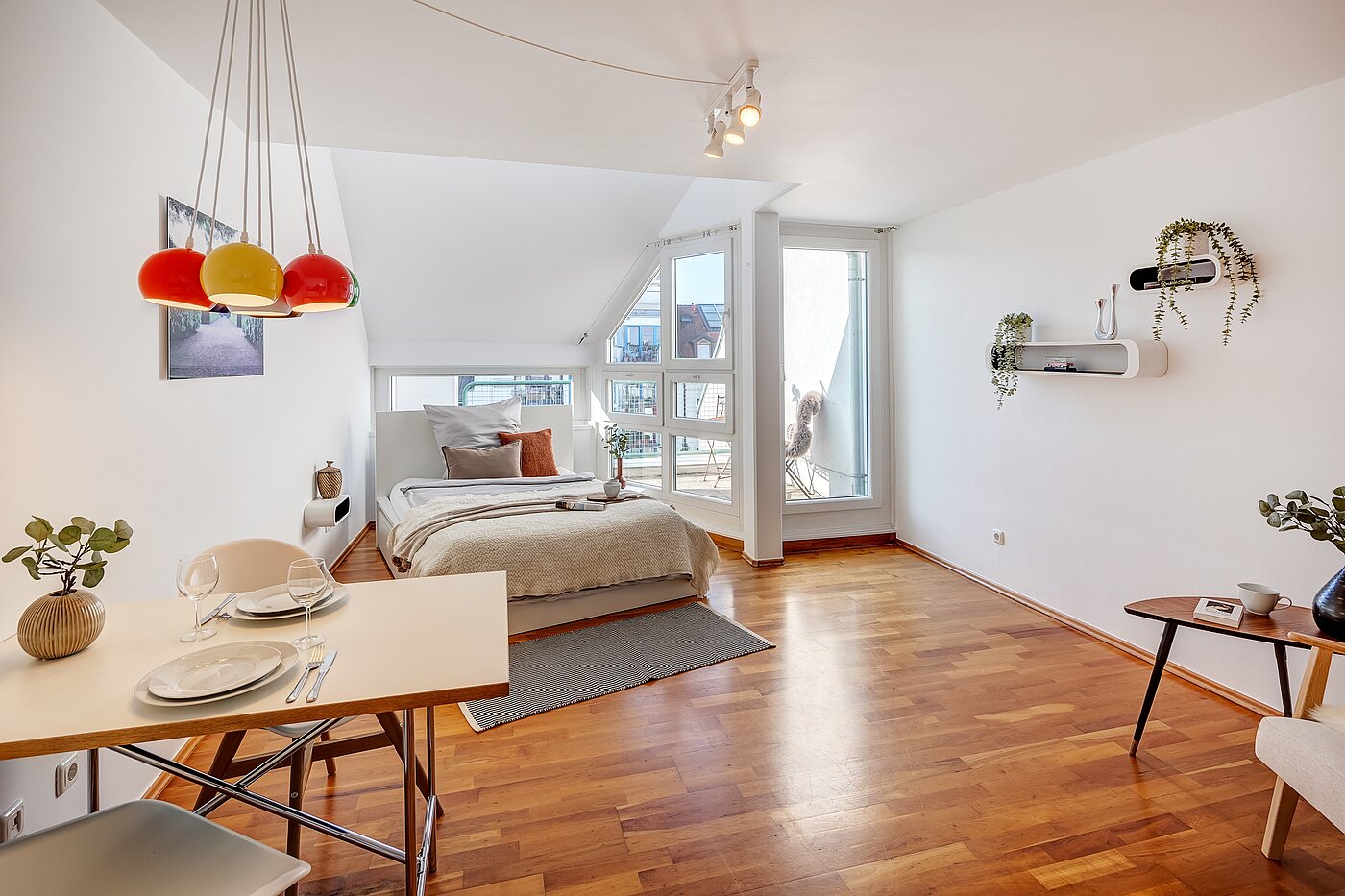 Etagenwohnung mit 1 Zimmer | München-Maxvorstadt | 70165 | Gemütlicher Wohn-/Essbereich