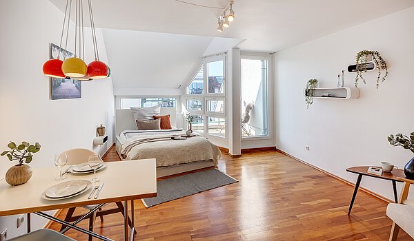 Etagenwohnung mit 1 Zimmer | München-Maxvorstadt | 70165 | Gemütlicher Wohn-/Essbereich