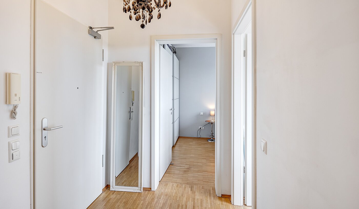 Etagenwohnung mit 2 Zimmern | München-Schwabing | 70153 | Eingangsbereich mit Blick Richtung Schlafzimmer
