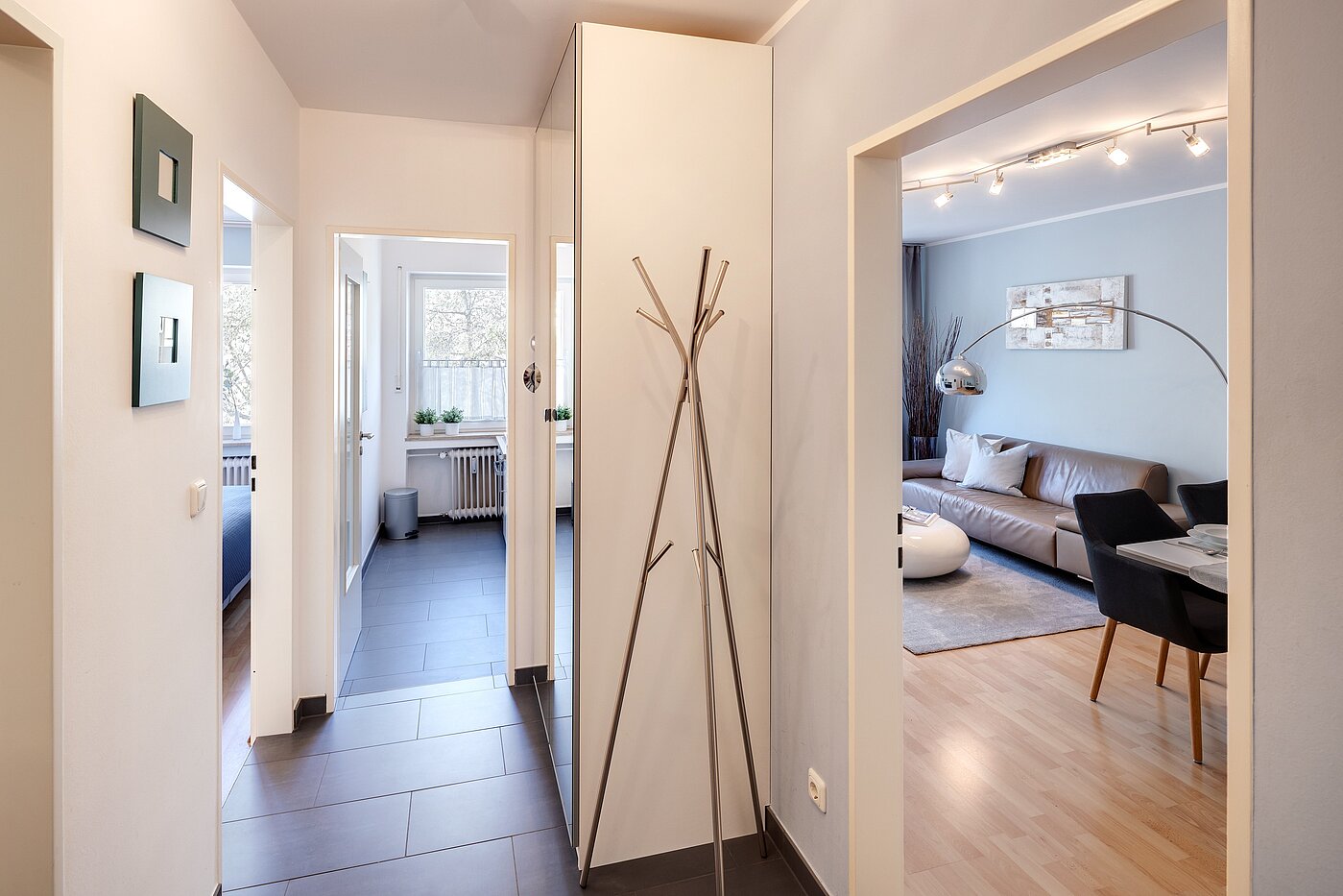 Etagenwohnung mit 2 Zimmern | München-Schwabing | 70013 | ...und Richtung Wohnzimmer, Schlafzimmer und Küche
