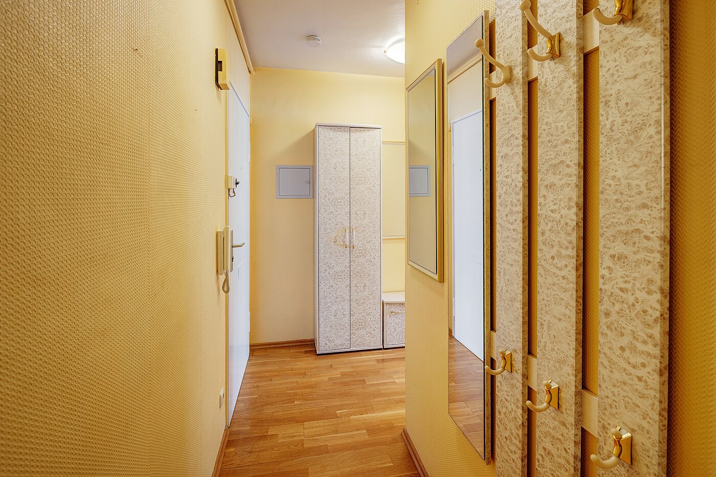 Etagenwohnung mit 2 Zimmern | 70075 | Diele mit...