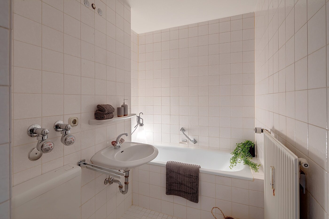Etagenwohnung mit 2 Zimmern | 2002ML7 | ...Bad mit Badewanne