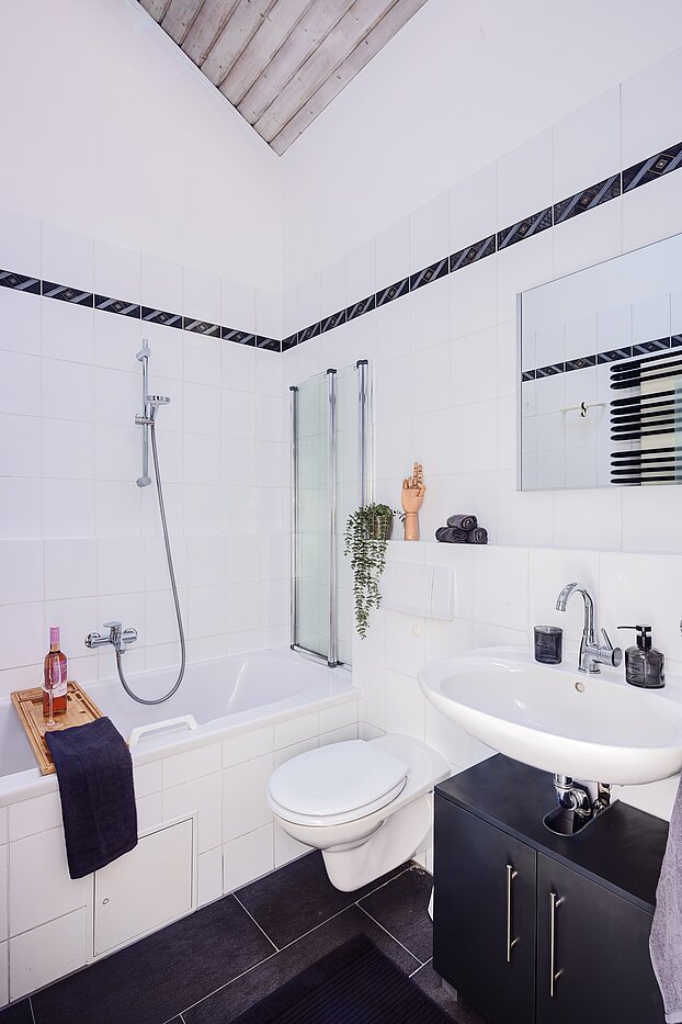 Etagenwohnung mit 2 Zimmern | München-Thalkirchen | 70241 | Bad mit Badewanne...