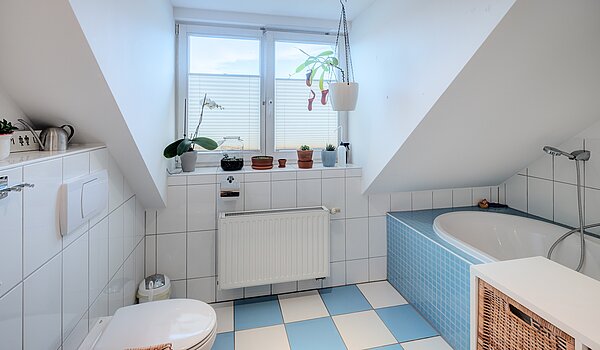 Etagenwohnung mit 5 Zimmern | München-Neuhausen | 70140 | Tageslichtbad mit...