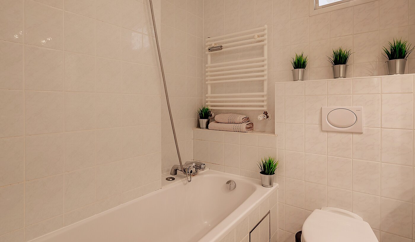 Etagenwohnung mit 2 Zimmern | München-Schwabing | 70130 | ...mit Badewanne und Handtuchheizkörper