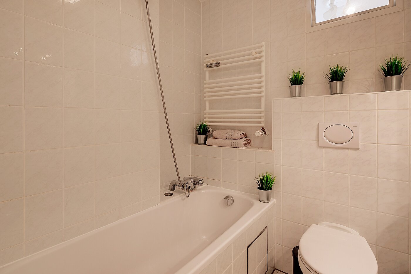 Etagenwohnung mit 2 Zimmern | München-Schwabing | 70130 | ...mit Badewanne und Handtuchheizkörper