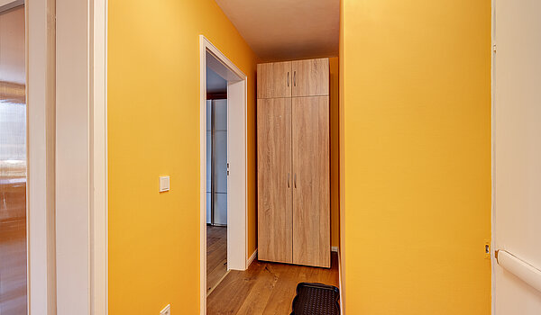 Etagenwohnung mit 2 Zimmern | München-Bogenhausen | 70287 | ...mit Blickrichtung Schlafzimmer...
