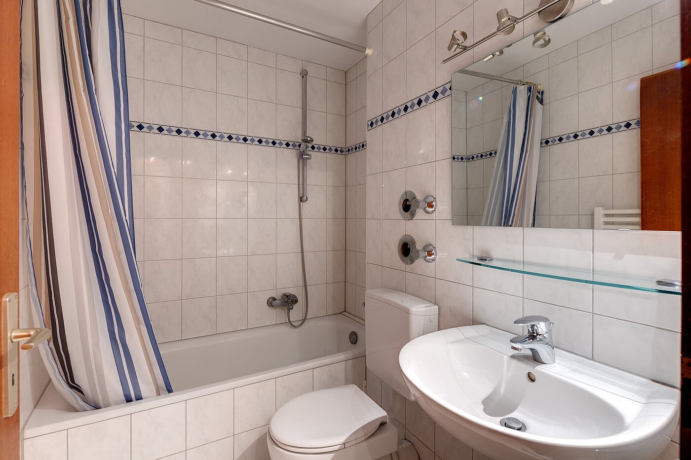 Etagenwohnung mit 1 Zimmer | Ottobrunn | 2301ML1 | Gepflegtes Wannenbad deckenhoch gefliest