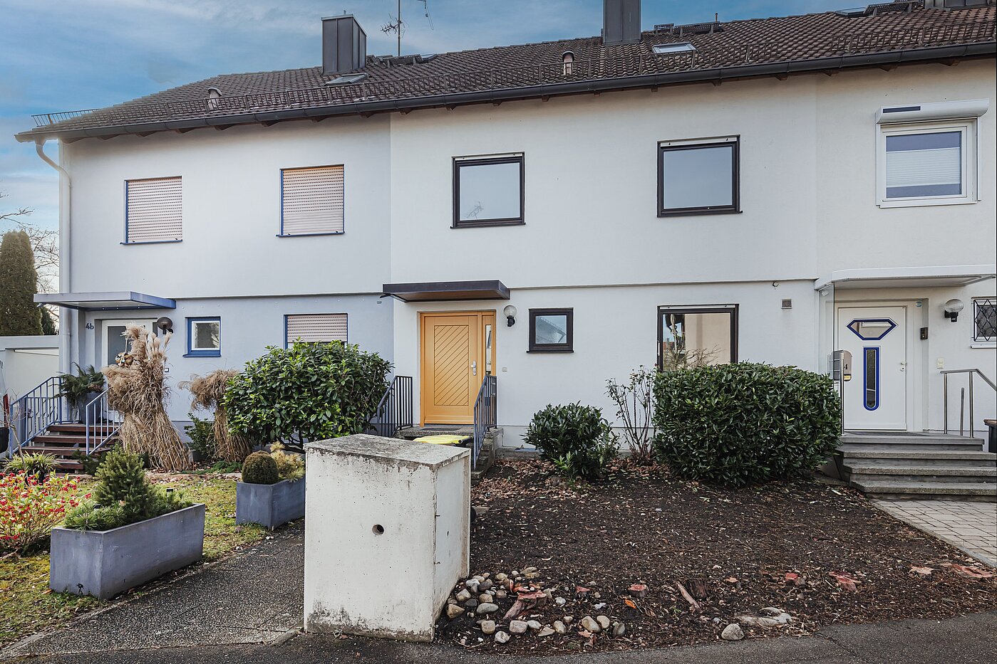 Reihenmittelhaus mit 5 Zimmern | Unterschleißheim | 70187 | Ansicht von der Straße aus