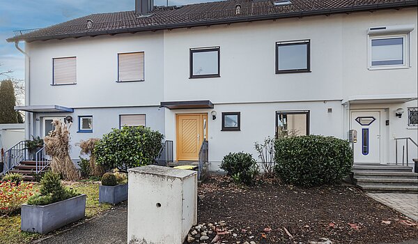 Reihenmittelhaus mit 5 Zimmern | Unterschleißheim | 70187 | Ansicht von der Straße aus