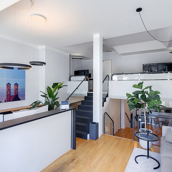 Maxvorstadt: Repräsentatives Ladenbüro mit Schaufenster, Split-Level und Terrasse
