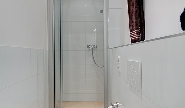 Erdgeschosswohnung mit 4 Zimmern | München-Neuhausen | 70471 | ...mit Dusche