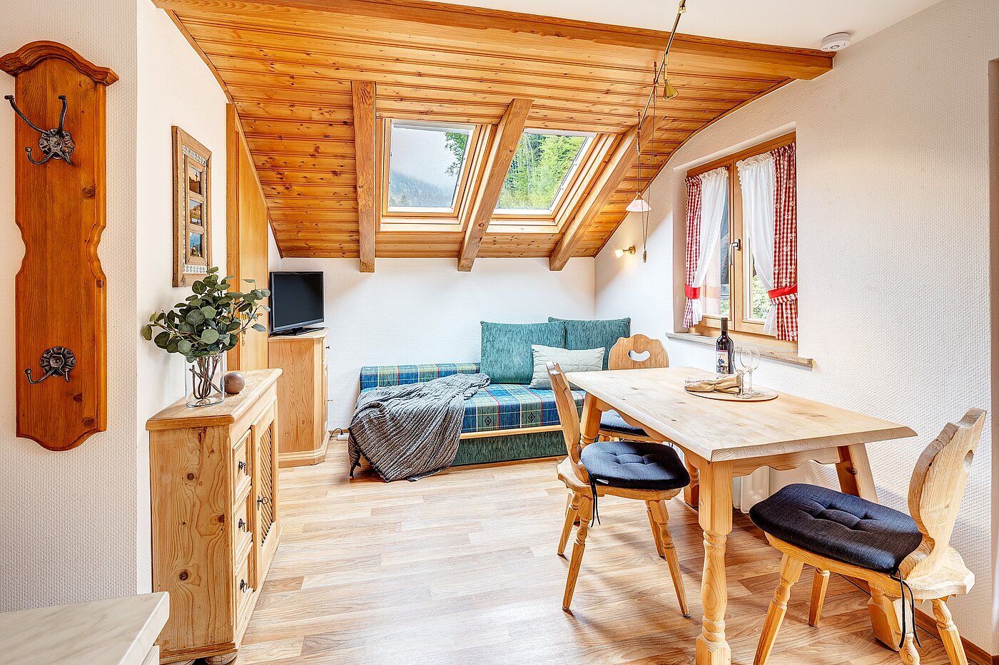 Dachgeschosswohnung mit 2 Zimmern | Bad Wiessee | 70017 | Wohnen und Essen