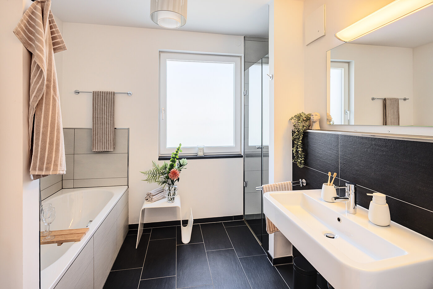 Penthouse mit 2 Zimmern | München-Bogenhausen | 70385 | Geschmackvolles Bad...