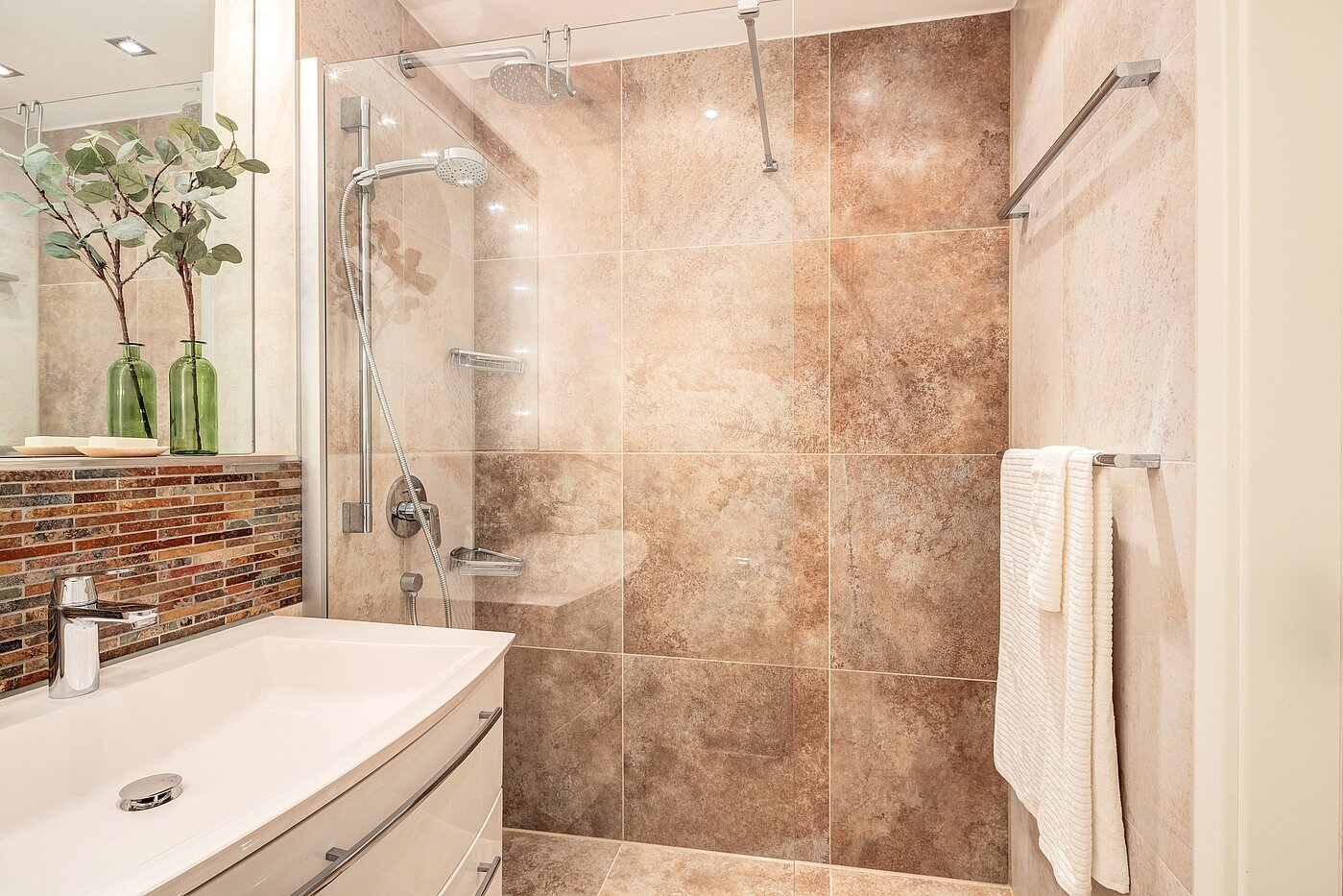 Etagenwohnung mit 3 Zimmern | München-Maxvorstadt | 70133 | ...großer Dusche