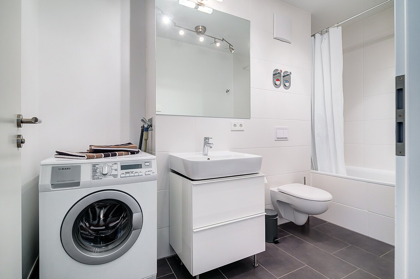 Etagenwohnung mit 3 Zimmern | München-Moosach | 70164 | Badezimmer mit Waschmaschinenanschluss..