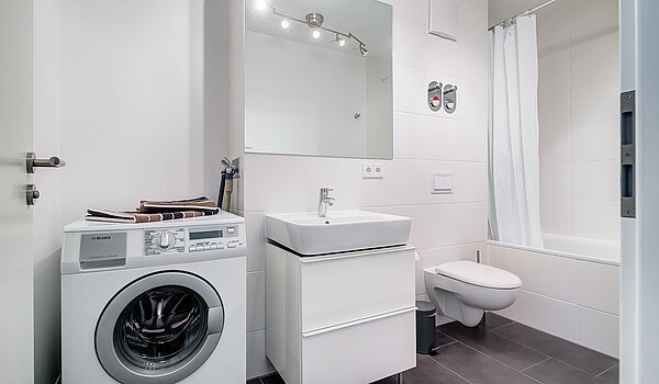 Etagenwohnung mit 3 Zimmern | München-Moosach | 70164 | Badezimmer mit Waschmaschinenanschluss..