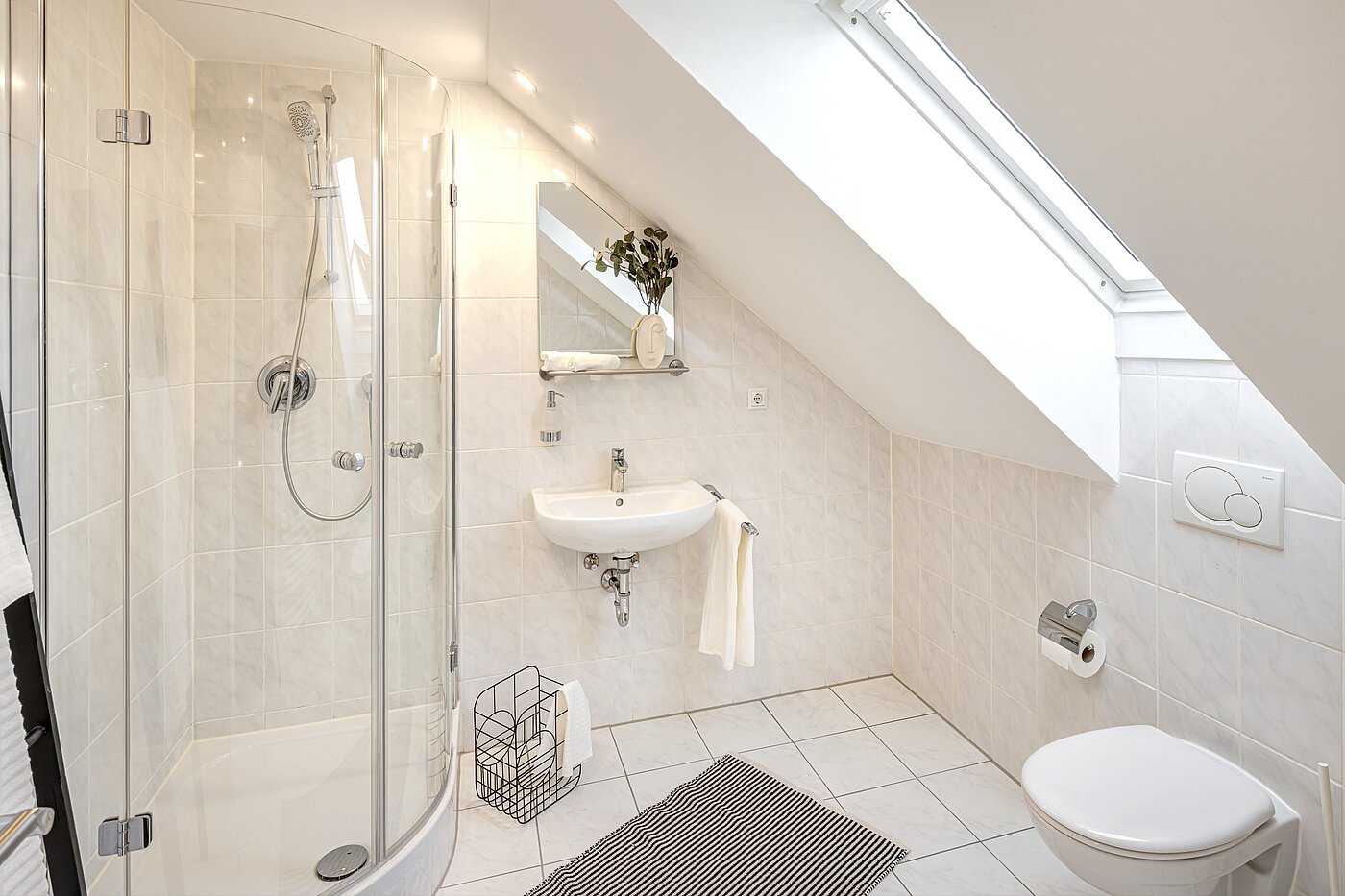 Reihenmittelhaus mit 5 Zimmern | Unterschleißheim | 70187 | Zusätzliches Duschbad im DG...