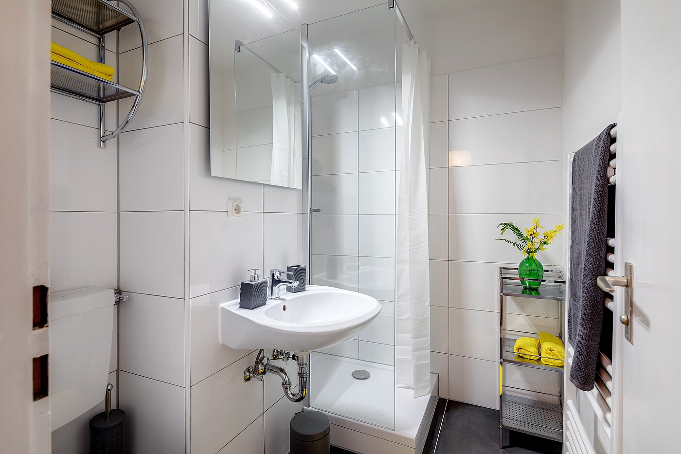 Etagenwohnung mit 1 Zimmer | München-Neuhausen | 2301ML8 | Weiß gefliestes Bad mit Dusche...
