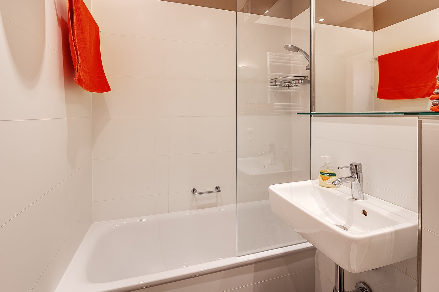 Etagenwohnung mit 1.5 Zimmern | München-Schwanthalerhöhe | 2211ML8 | Wanne mit Glasabtrennung