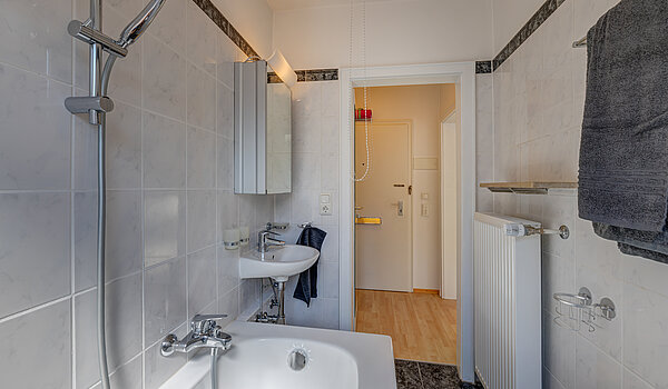 Etagenwohnung mit 1 Zimmer | München-Schwabing | 70449 | Hell gefliestes ...