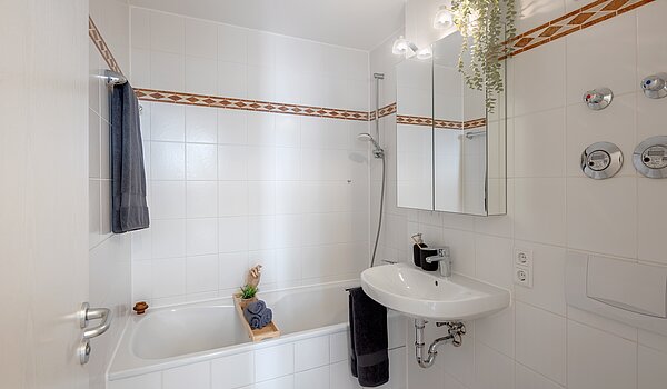 Erdgeschosswohnung mit 2 Zimmern | München-Laim | 70464 | ...modernen Bad