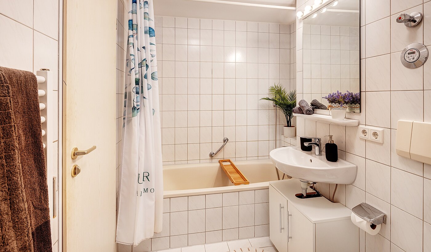 Etagenwohnung mit 2 Zimmern | München-Obersendling | 70039 | Weißgefliestes Wannenbad...