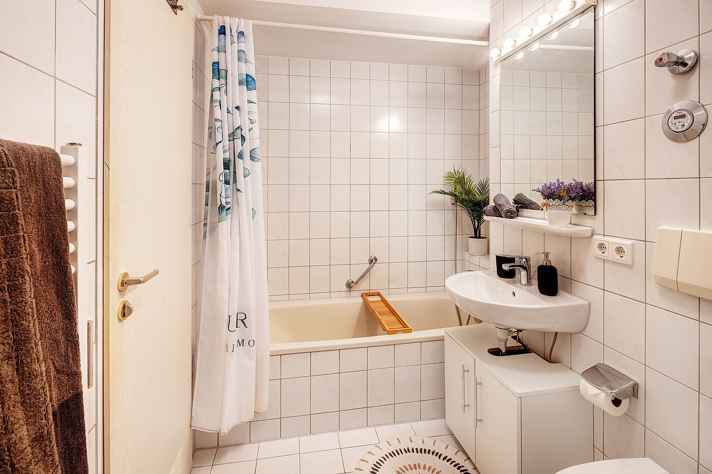 Etagenwohnung mit 2 Zimmern | München-Obersendling | 70039 | Weißgefliestes Wannenbad...