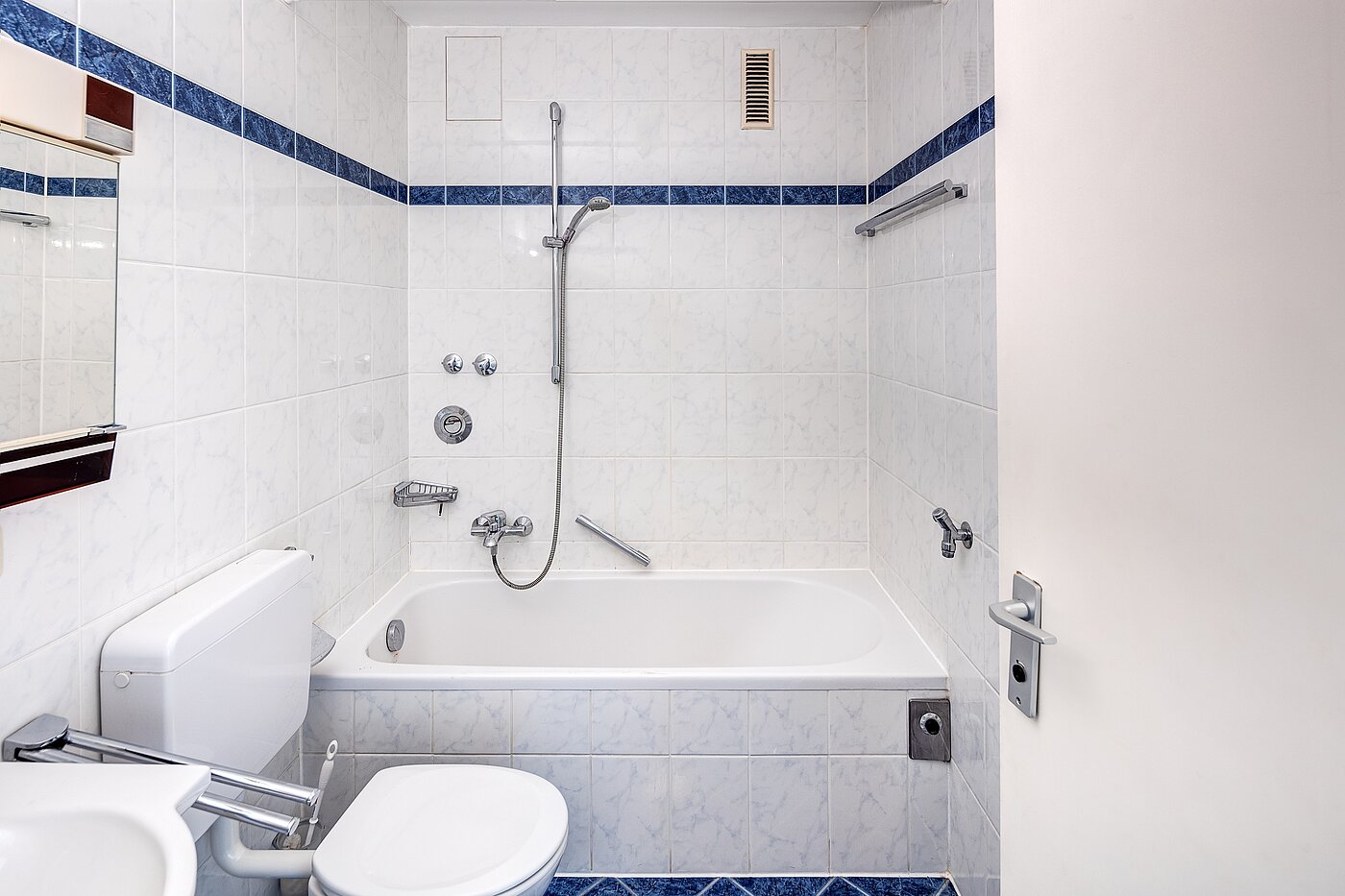 Etagenwohnung mit 2 Zimmern | München-Freimann | 70158 | Bad mit Badewanne...