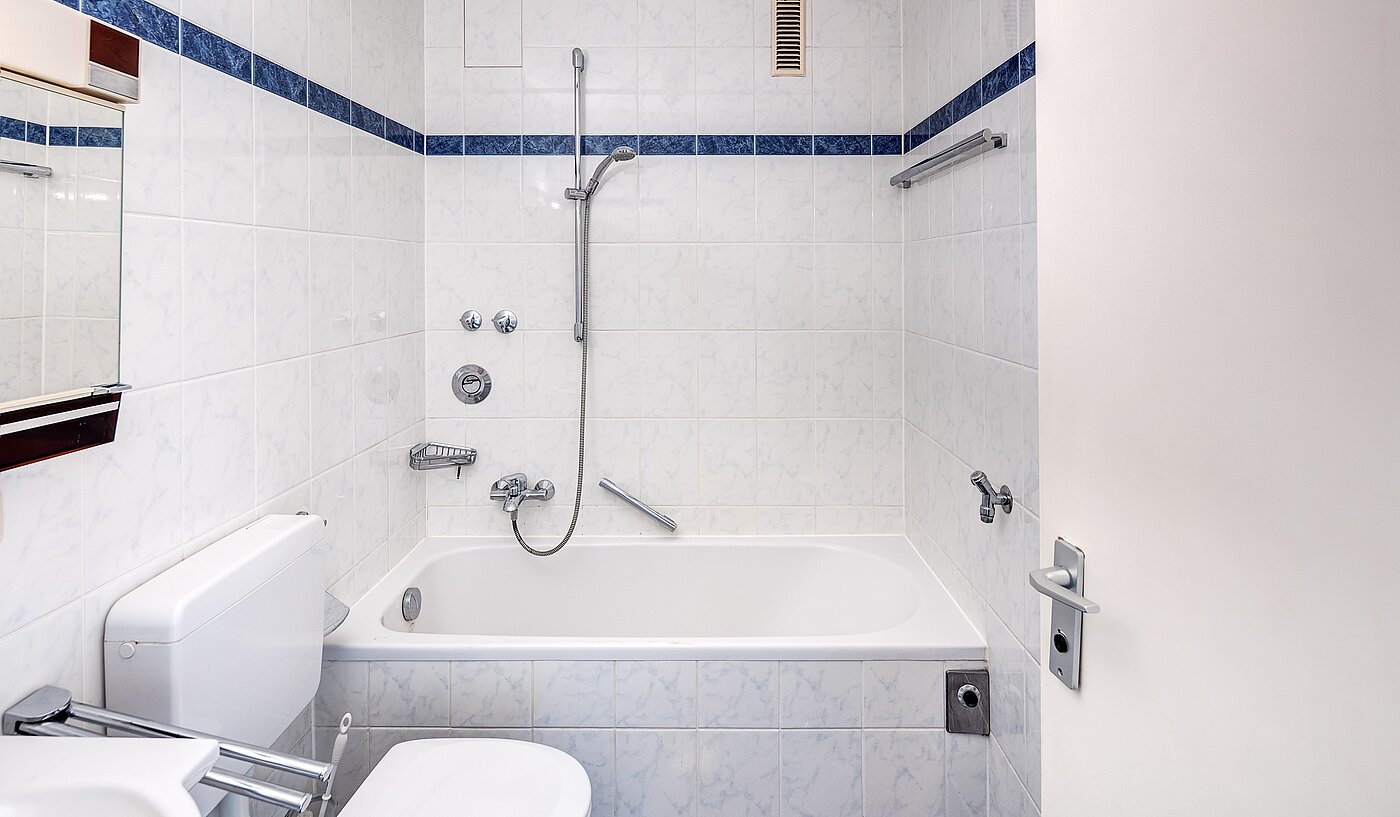 Etagenwohnung mit 2 Zimmern | München-Freimann | 70158 | Bad mit Badewanne...