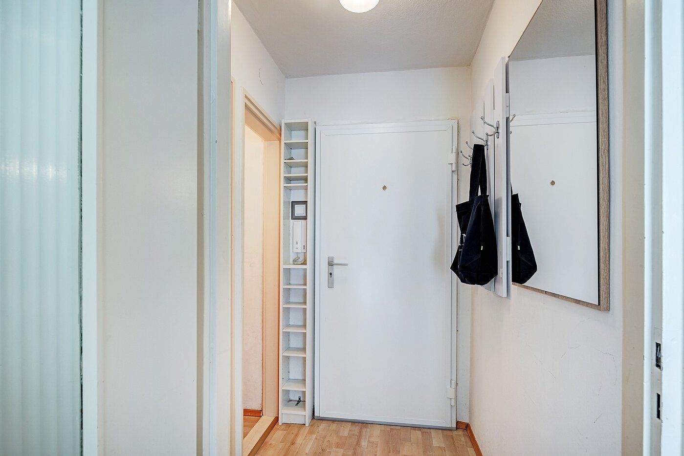 Hochparterre mit 1 Zimmer | München-Bogenhausen | 70301 | Blick zur Tür