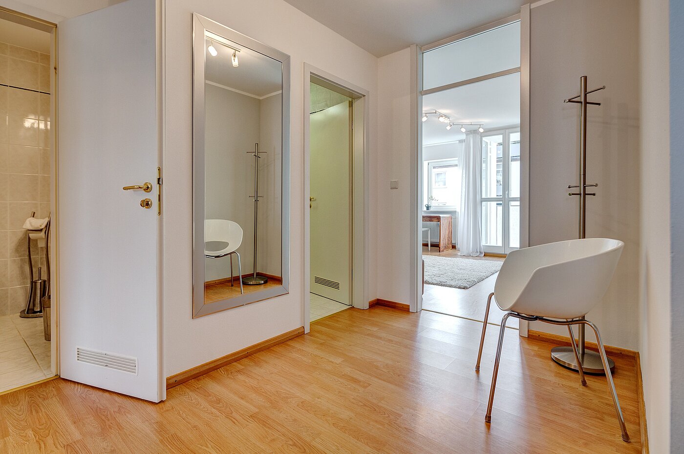 Etagenwohnung mit 2 Zimmern | München-Schwabing | 70102 | Großzügige Diele...