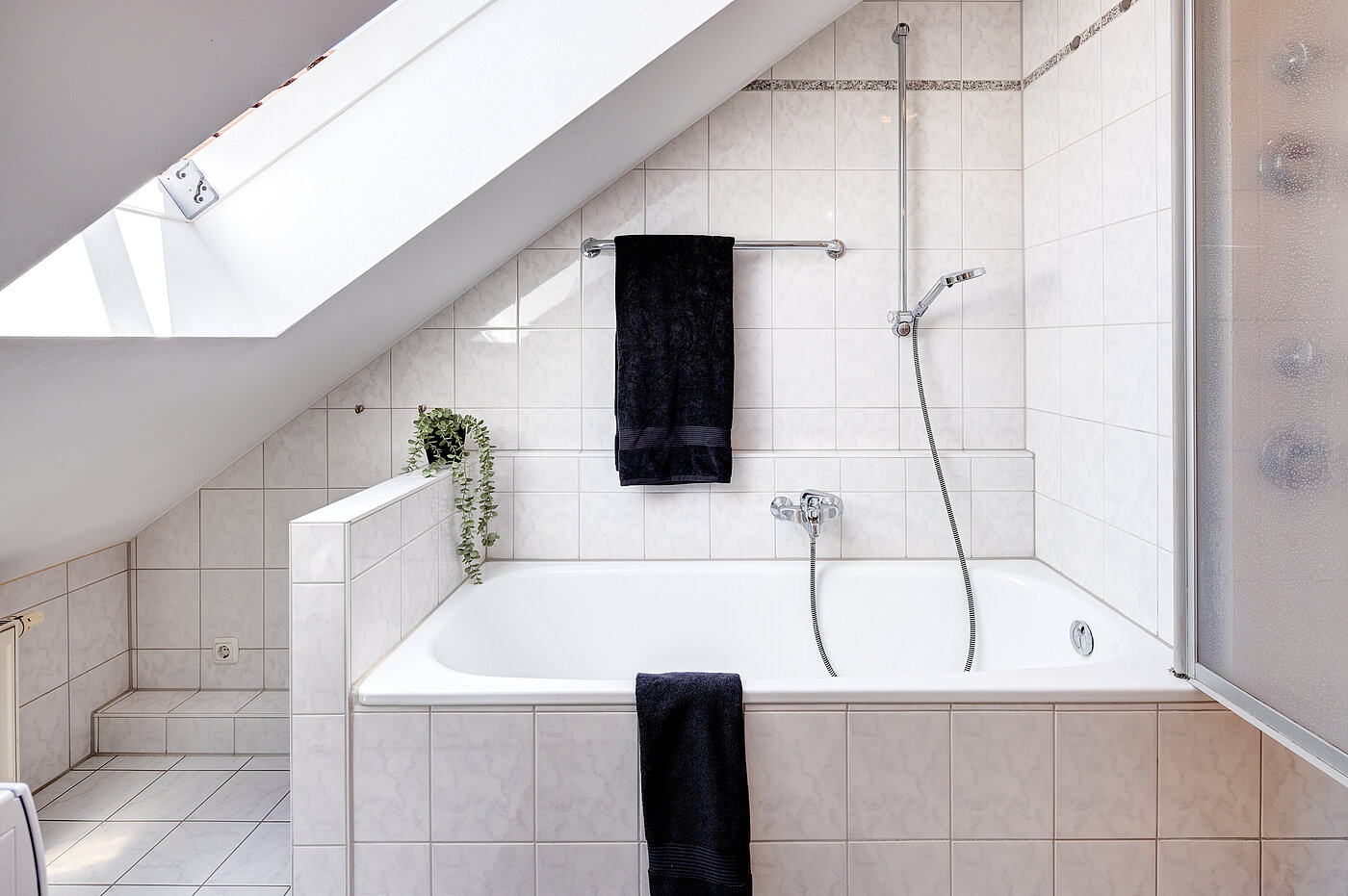 Etagenwohnung mit 2 Zimmern | Unterschleißheim | 70138 | ...Fenster und Badewanne