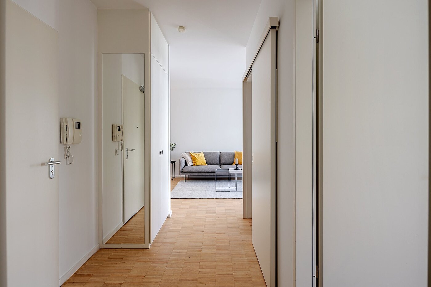 Etagenwohnung mit 2 Zimmern | München-Thalkirchen | 2107ML2 | ...und Blick ins Wohnzimmer
